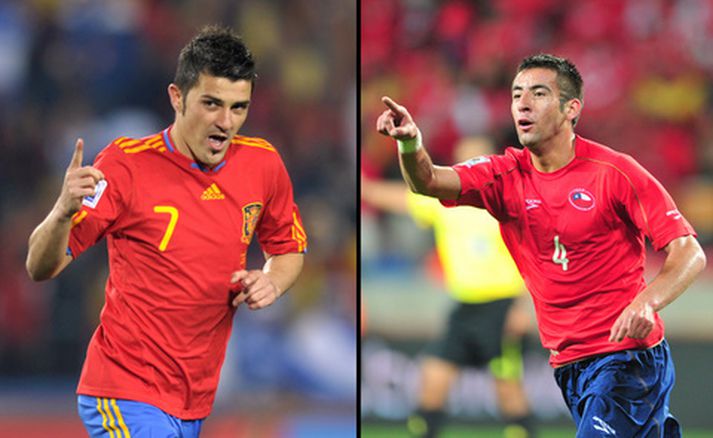 David Villa, til vinstri, og Mauricio Isla munu eigast við í leik Spánar og Chile í kvöld.