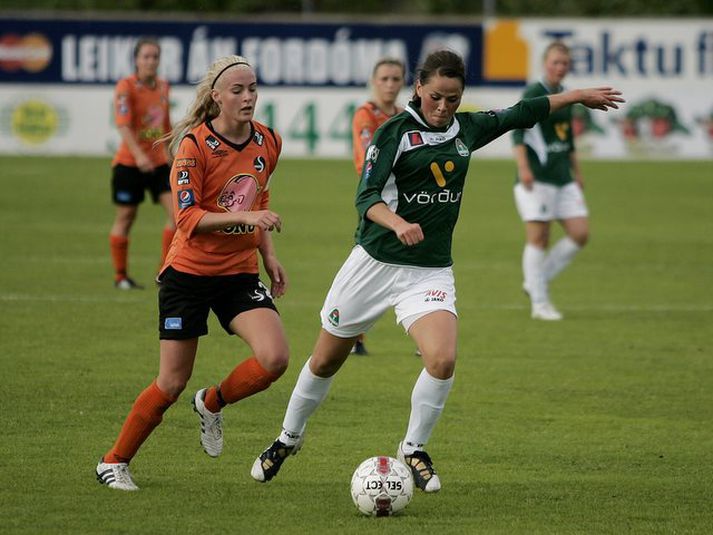 Blikinn Sara Björk Gunnarsdóttir og Fylkiskonan Laufey Björnsdóttir í leiknum í kvöld.