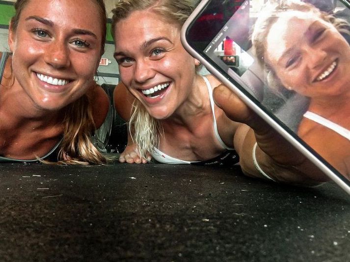 Brooke Wells og Katrín Tanja Davíðsdóttir eru hér saman í búbblunni á heimsleikunum að tala við æfingafélaga sinn Tori Dyson sem vinnur í stöðinni hjá Ben Bergeron.