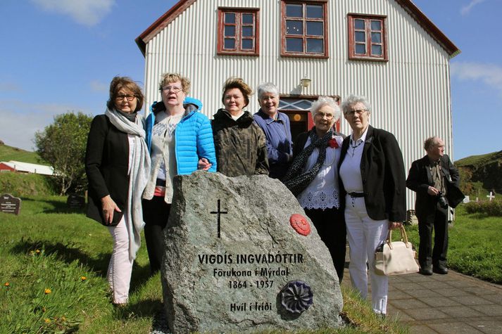 Legsteinn Viggu komin á sinn stað. Skólasysturnar Ólöf Eyjólfsdóttir, Rannveig Jónsdóttir, Jóna Sigríður Jónsdóttir, Erla Gerður Högnadóttir, Margrét Steina Gunnarsdóttir og Hrafnhildur Stella Stephens.