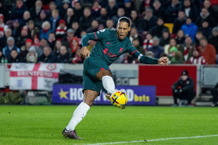 Van Dijk var tekinn af velli í tapi Liverpool gegn Brentford.