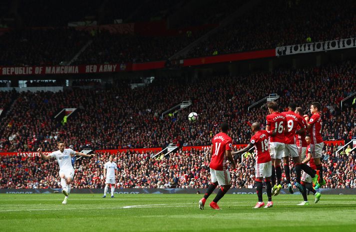 Gylfi Þór Sigurðsson skorar beint úr aukaspyrnu fyrir Swansea City á móti Manchester United á Old Trafford.