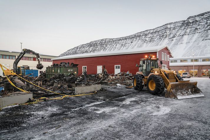 Húsnæði í eigu Hraðfrystihúss Gunnvarar á Ísafirði gjöreyðilagðist en Rauða húsinu var naumlega bjargað.