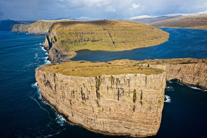 Þrælanípan og hinn frægi Bøsdalafossur sem steypist fram af henni. Þar er síðast vitað um ferðir ferðafólksins.