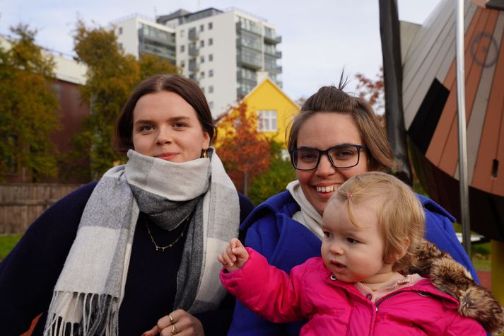 Björk Sigurðardóttir ásamt dóttur sinni og NPA þjónustunni Ástu Margréti Haraldsdóttur.