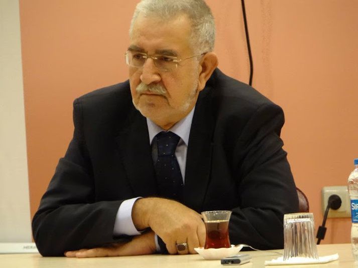 Omar Tuğrul İnançer, lögfræðingur, er einnig heimspekingur og rithöfundur.