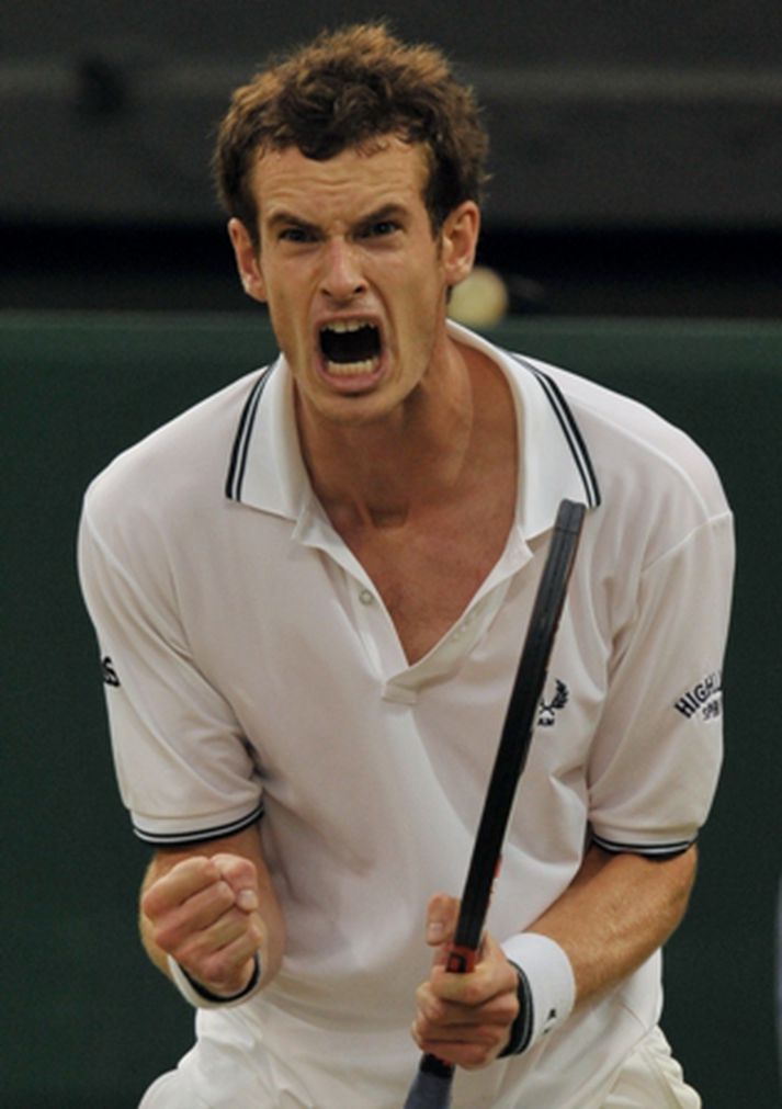 Andy Murray fagnar innilega í gær.