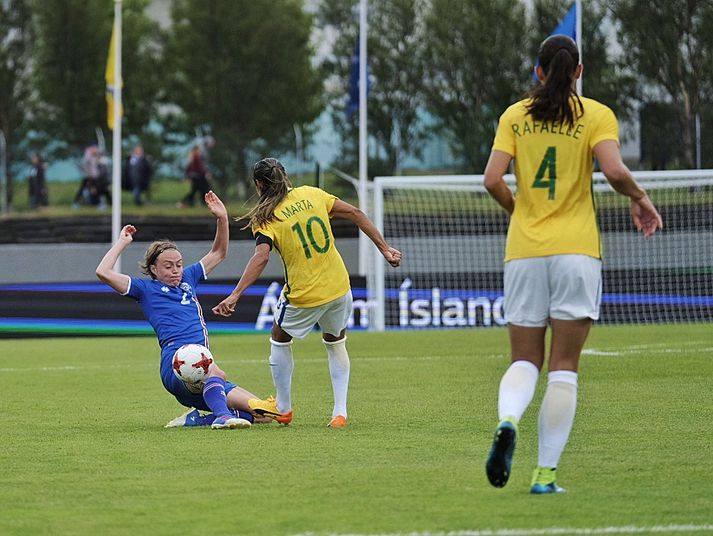 Sif Atladóttir í landsleiknum gegn Brasilíu í síðustu viku.