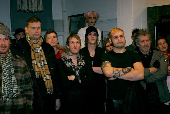 Agndofa Mínusstrákanir Krummi og Þröstur stóðu fremst í flokki, hlustuðu og horfðu á Daníel Ágúst leika listir sínar.