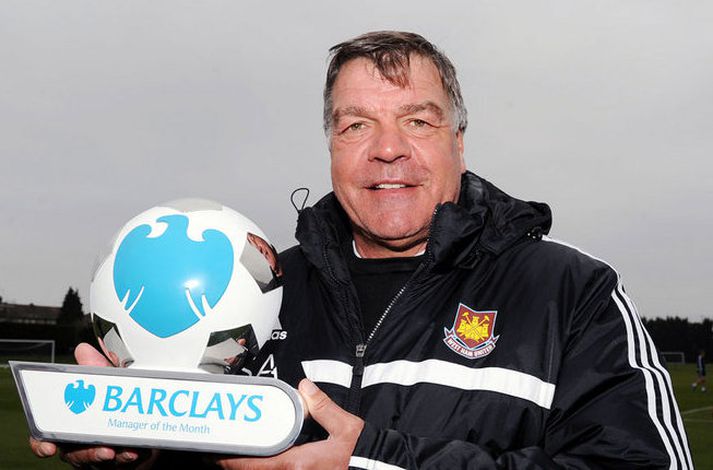 Stóri Sam Allardyce með verðlaunin.