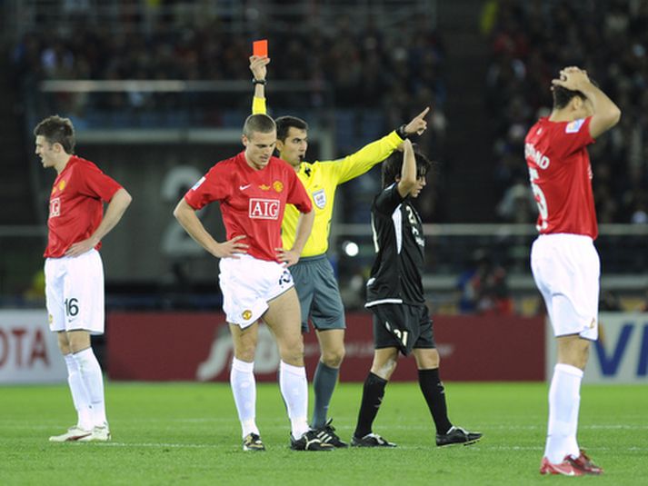 Ravshan Irmatov rekur Nemanja Vidic útaf í úrslitaleik heimsmeistarakeppni félagsliða.