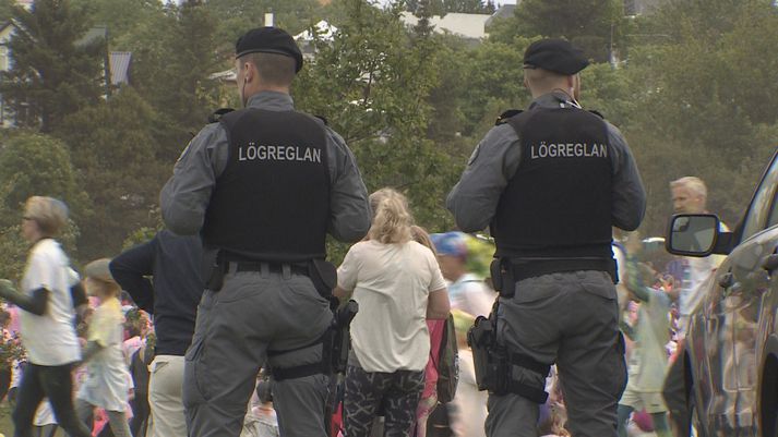 Vopnaðir lögreglumenn á Color Run.