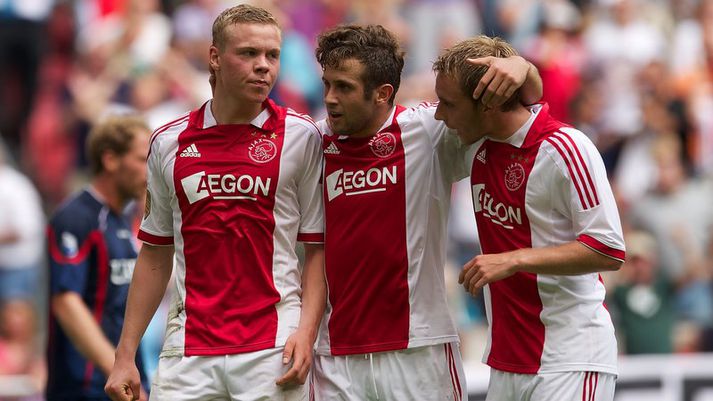 Christian Eriksen, lengsti til hægri, fagnar marki með Kolbein Sigþórssyni og Miralem Sulejmani.