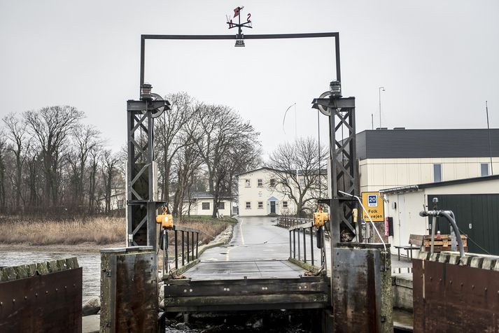 Við ferjuaðsiglinguna að Lindholm-eyju þar sem ætlunin er að vista útlendingar sem hafa lokið afplánun dóma.