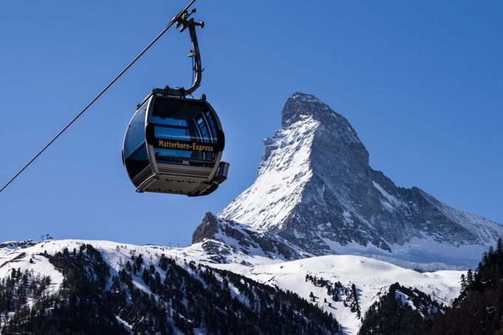 Hópurinn hélt af stað í gærdag frá skíðasvæðinu í Zermatt, nærri fjallinu Matterhorn. 