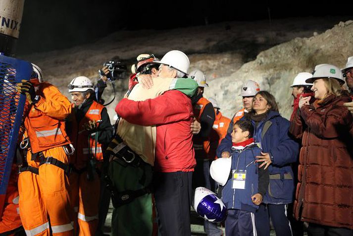 Sebastian Pinera, forseti Síle, tók á móti fyrstu námamönnunum og faðmaði þá að sér. Nordicphotos/AFP