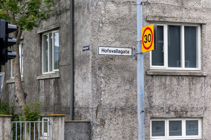 Samkvæmt heimildum fréttastofu átti árásin sér stað á gatnamótum Hofsvallagötu og Hringbrautar.