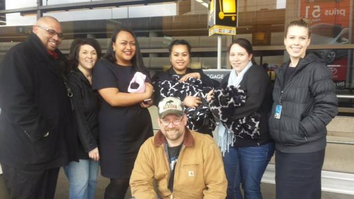 Starfsmenn Icelandair með nýju fjölskyldumeðlimunum.