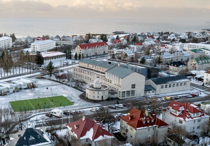 Eldri byggingar Melaskóla voru teknar í notkun fyrir tæpum áttatíu árum. Rakaástand þeirra er sagt í takti við aldur og viðhaldssögu bygginganna.