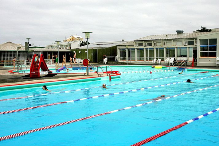 Vesturbæjarlaugin er orðin 50 ára gömul og alltaf jafn vinsæl.