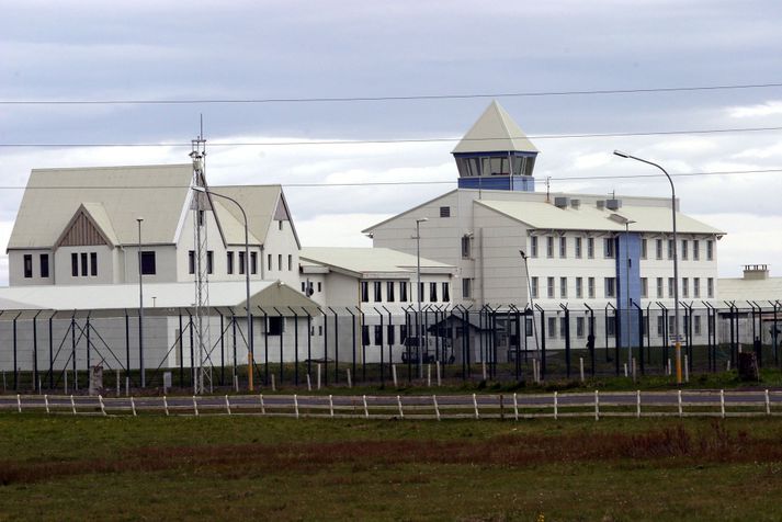 Maðurinn afplánar dóm sinn á Litla Hrauni.