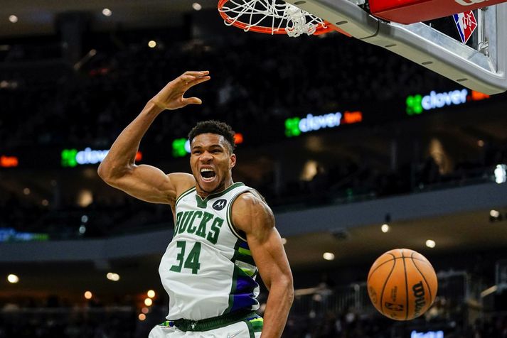 Giannis Antetokounmpo treður boltanum í körfuna í leiknum á móti Charlotte Hornets í nótt.