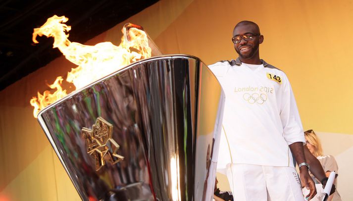 Fabrice Muamba með Ólympíueldinn.