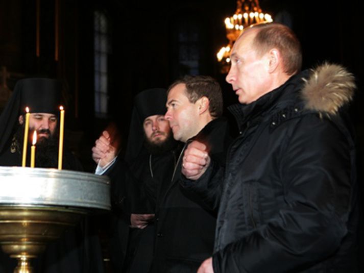 Medvedev og Putin báðu í kirkju í Novocherkassk í gær.