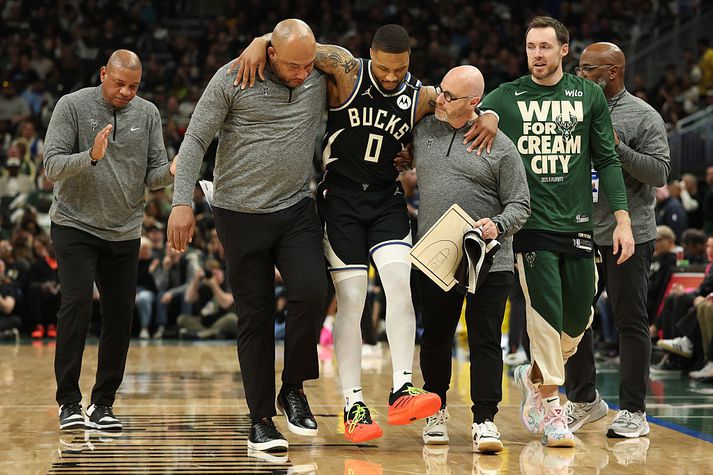 Damian Lillard er hér borinn af velli í nótt.