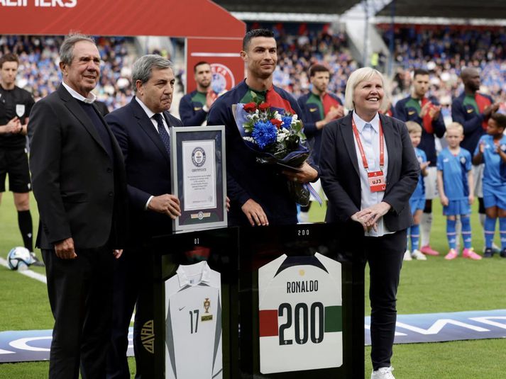 Cristiano Ronaldo ásamt Fernardo Gomes, forseta portúgalska knattspyrnusambandsins og Vöndu Sigurgeirsdóttur formanni KSÍ.