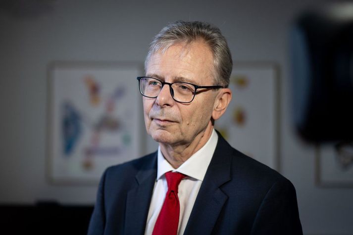 Jón Atli Benediktsson rektor Háskóla Íslands segir skólann vanta hátt í milljarð á þessu ári til að ná endum saman. Skólinn hefur þurft að skera niður á ýmsum sviðum, meðal annars kennslu, vegna fjárskorts.