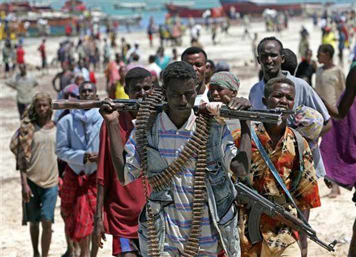 Að minnsta kosti átján létu lífið og 57 særðust í bardögum sem brutust út í Mogadishu.
