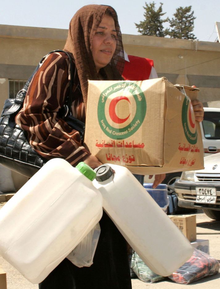 Þessi íraska kona, sem flúið hefur heimili sitt, nýtur aðstoðar Rauða hálfmánans.