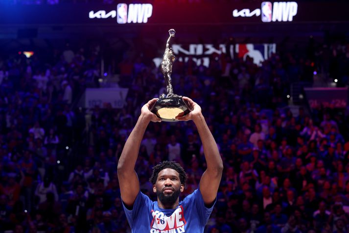 Joel Embiid með Michael Jordan sem eru veitt verðmætasta leikmanni NBA-deildarinnar.