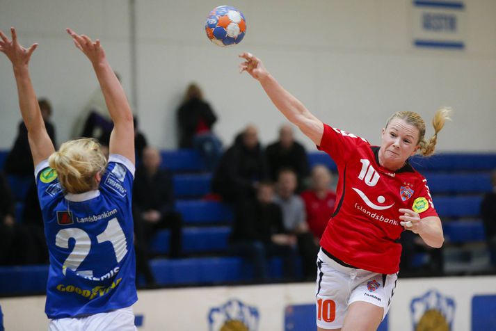 Frábær frammistaða. Kristín Guðmunsdóttir skoraði 16 af 26 mörkum Vals í sigri á liði Fram sem hafði ekki tapað á heimavelli í vetur.