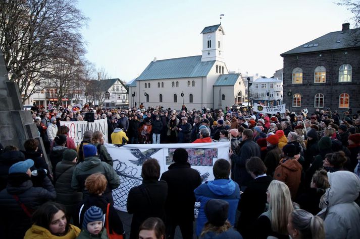 Mótmælin fara nú fram á Austurvelli.