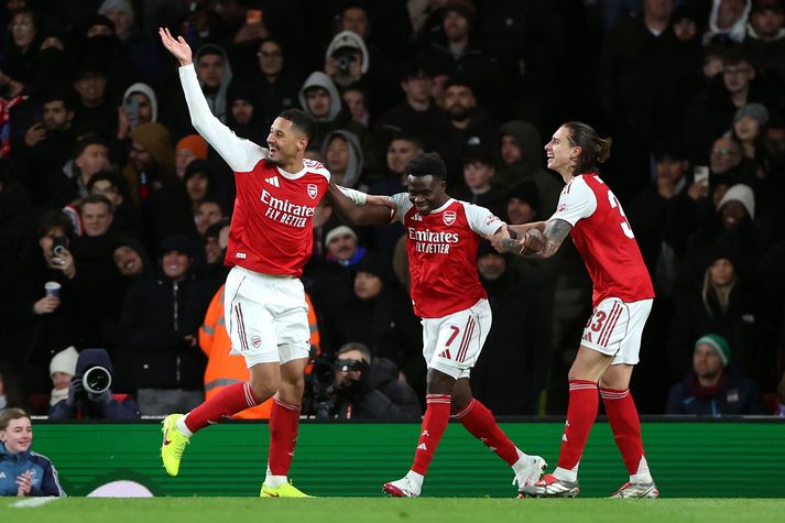 William Saliba, Bukayo Saka og Riccardo Calafiori fagna saman marki hjá Arsenal.