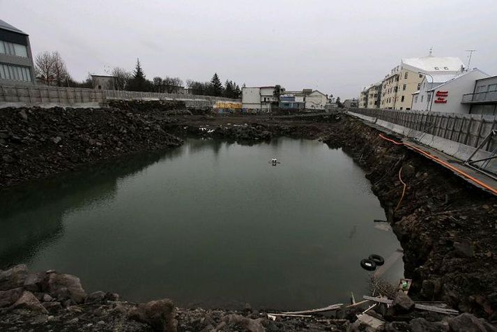 Grunnurinn var næstum allur fullur af vatni áður en dælt var úr honum í lok apríl.
Fréttablaðið/Valli