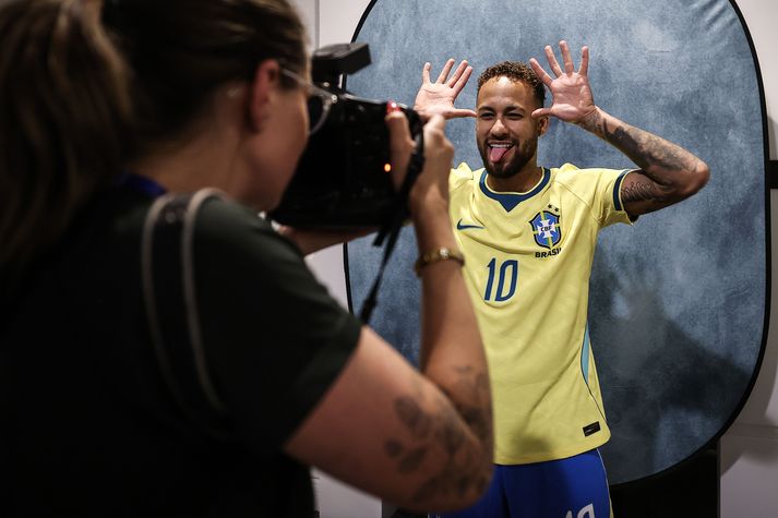 Neymar Jr. bregður hér á leik í myndatöku brasilíska landsliðsins fyrir heimsmeistaramótið.