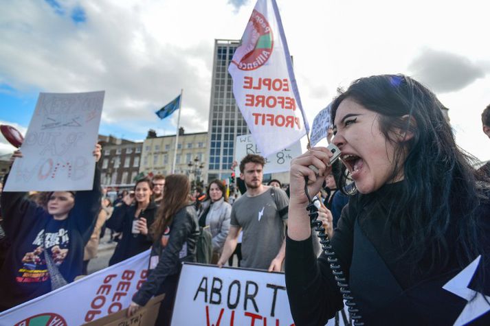 Mótmælendur koma saman í Dublin, höfuðborg Írlands, í byrjun mars til að mótmæla stjórnarskrárbreytingu þess efnis að líf fósturs sé metið til jafns við líf móður.