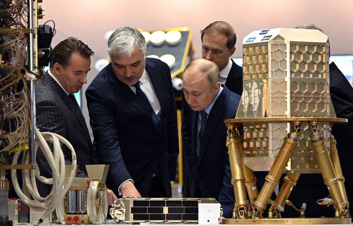 Vladimír Pútin, forseti Rússlands, á kynningu árið 2023, með þáverandi yfirmönnum RSC Energia.