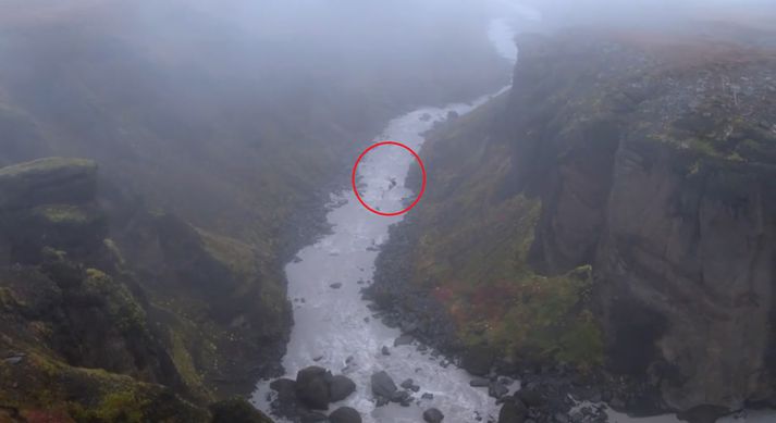 Keppendurnir voru eins og krækiber í helvíti er þeir fikruðu sig yfir gljúfrið.