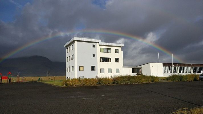 Foreldrarnir hafa boðist til að kaupa húsið og reka þar einkarekinn grunn og leikskóla.