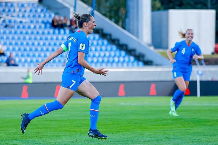 Sara Björk Gunnarsdóttir fagnar fyrra marki sínu sem var hennar fyrsta mark í leik síðan snemma árs 2021.