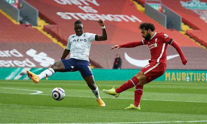 Mohamed Salah skýtur að marki Aston Villa í dag.