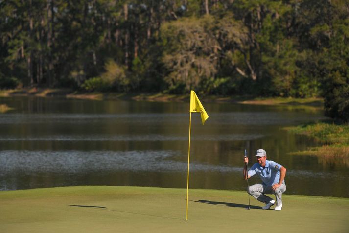 Webb Simpson rýnir í flötina á mótinu í Flórída.