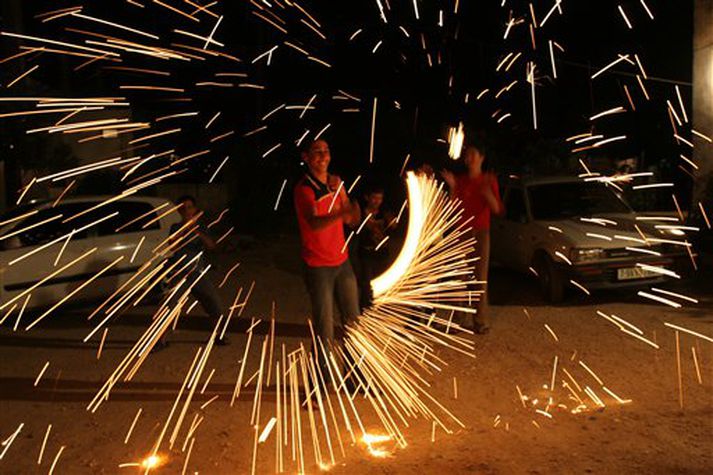 Þessir strákar léku sér með heimagerð stjörnuljós í bænum Nablus í Palestínu í gærkvöldi.