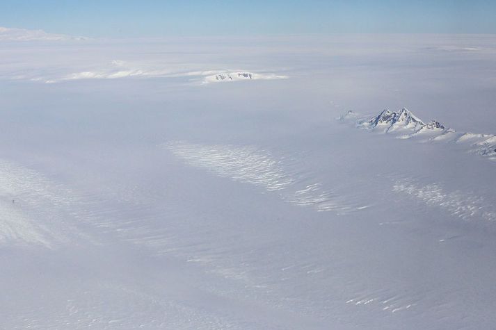 Á Suðurskautslandinu er stærsta ísbreiða í heiminum. Þar í nægilega mikið vatn bundið í ís til að hækka yfirborð sjávar gríðarlega.