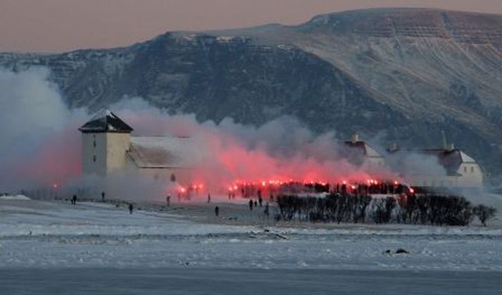 Fjöldi fólks kveikti á blysum áður en forsvarsmenn InDefence funduðu með forsetanum á Bessastöðum 2. janúar og afhentu honum undirskriftalista sína. Mynd/Egill
