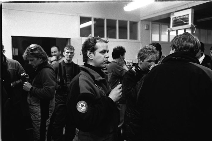 Björgunarsveitarmenn nærast á milli aðgerða í Súðavík i janúar 1995.